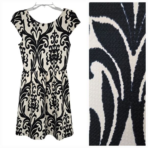 Francesca's Buttons Damask Jaquard Knit Scuba Dress Sleeveless Fit & Flare Mini - Picture 1 of 9
